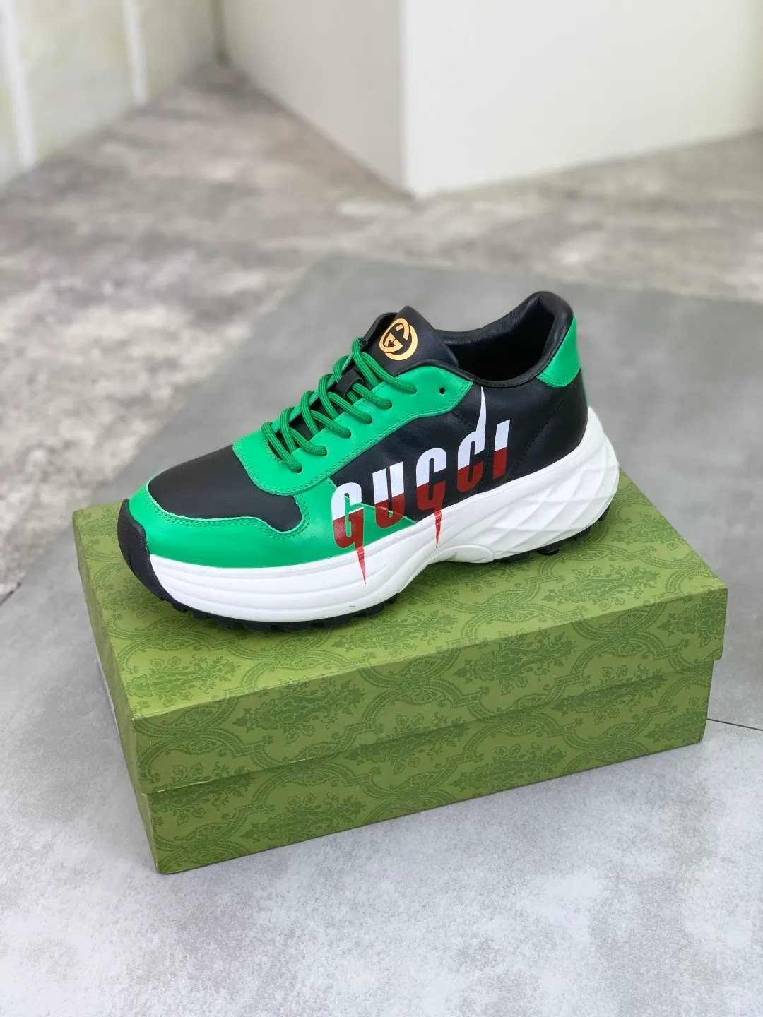 Men's shoes 💰P500💰[New style] 🆘 Dad's shoes [GUCCI] Gucci's new men's shoes are the first to be launched, and the materials and workmanship are superior to all versions on the market. The highest quality imported original top calfskin upper with trendy printed patterns ➕, the inner material is made of full-grain pigskin lining, privately molded soft TPU rubber comfortable outsole, and high foot comfort. Actual shooting, imported special materials highlight the unique charm of the brand 2️⃣colors available Size number; 38-44